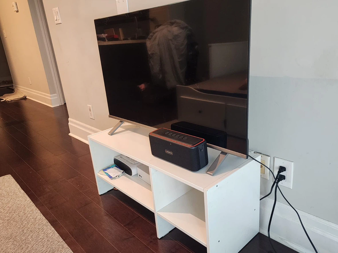 Toshiba 43" Smart TV with TV shelf - photo 5