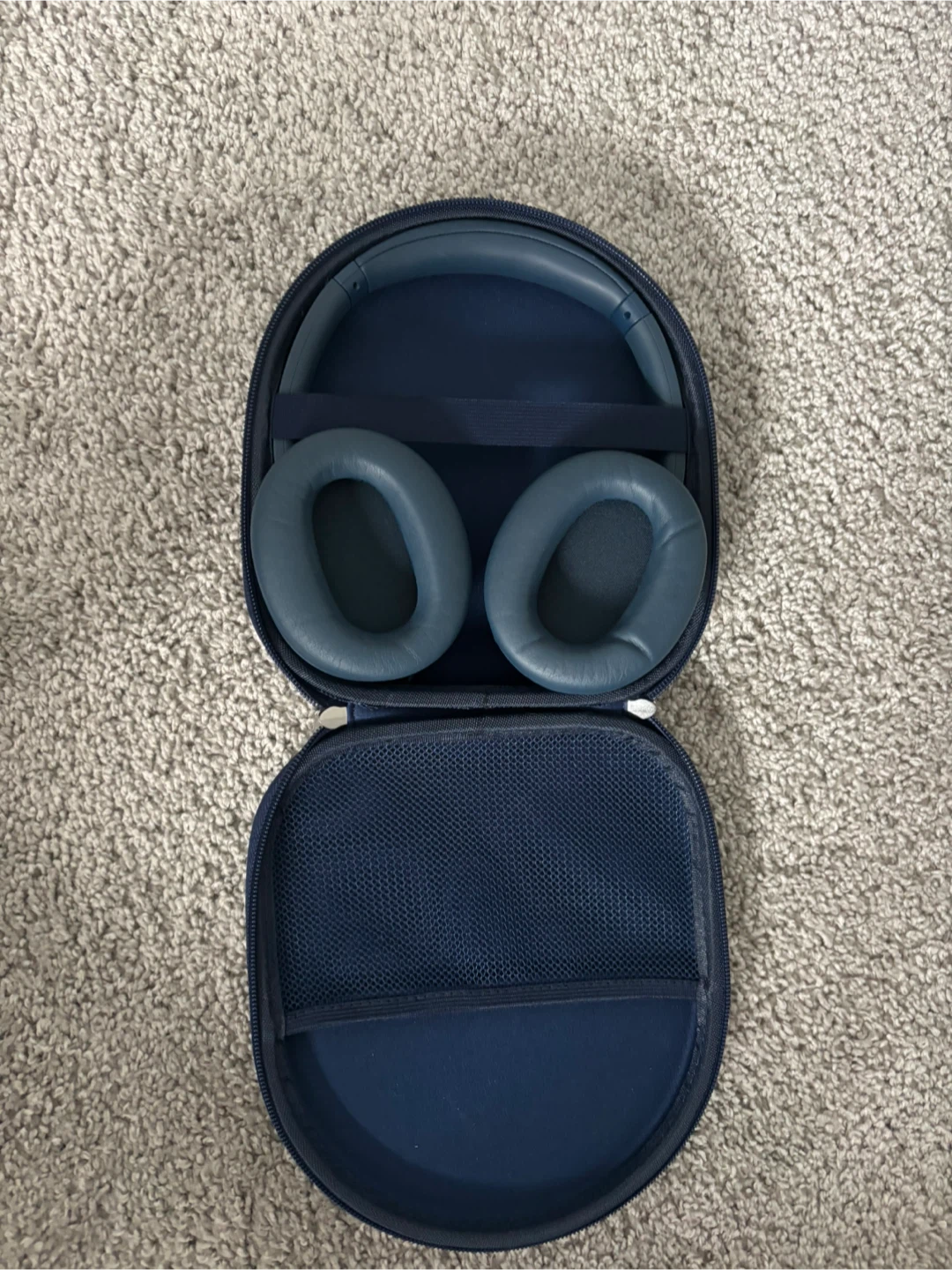 Sony WH-CH720N headphones and a protective case for them - photo 4