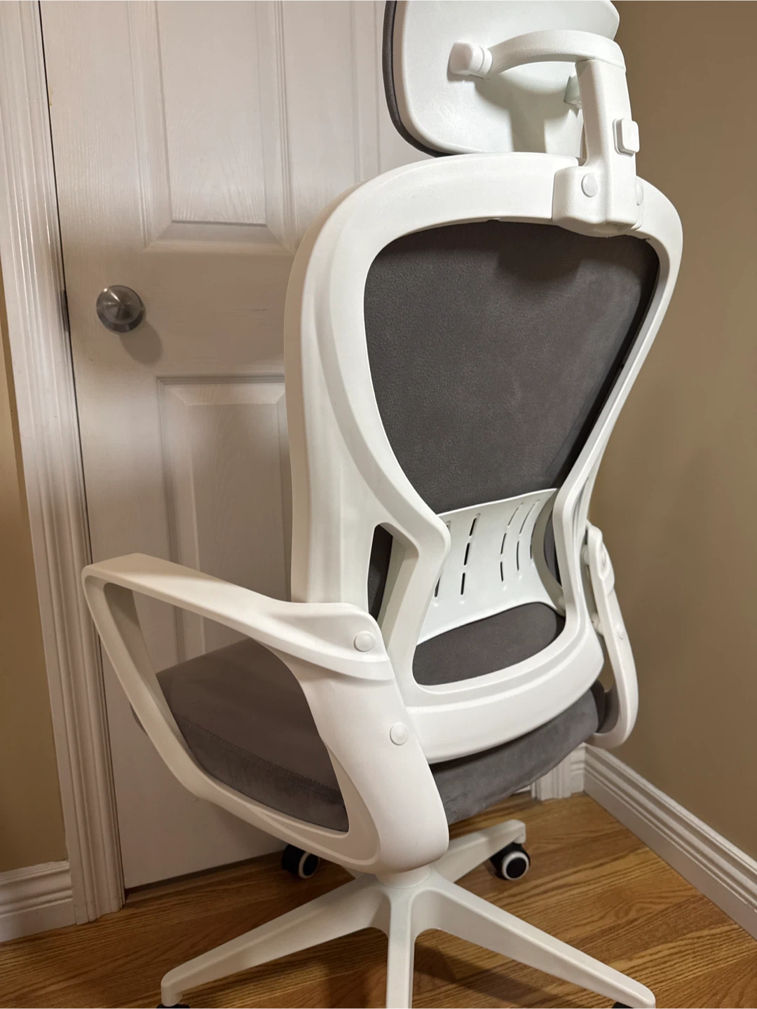 Free delivery!! Grey Office Chair with Headrest - photo 3