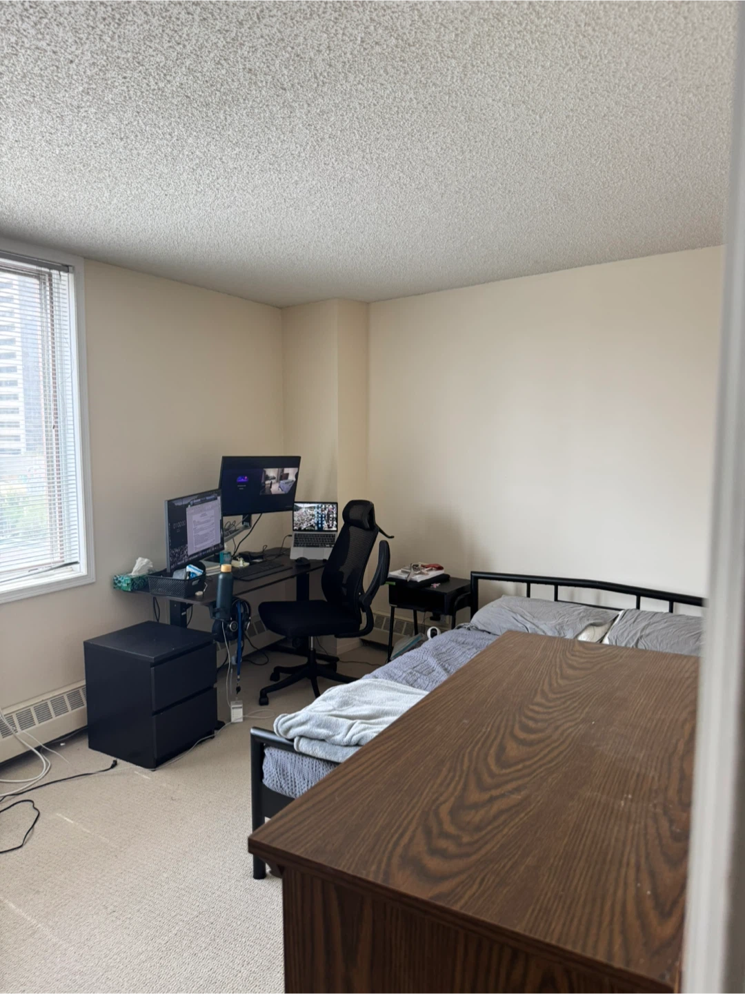 Room for rent in 3 bedroom - Chinatown (Downtown view)