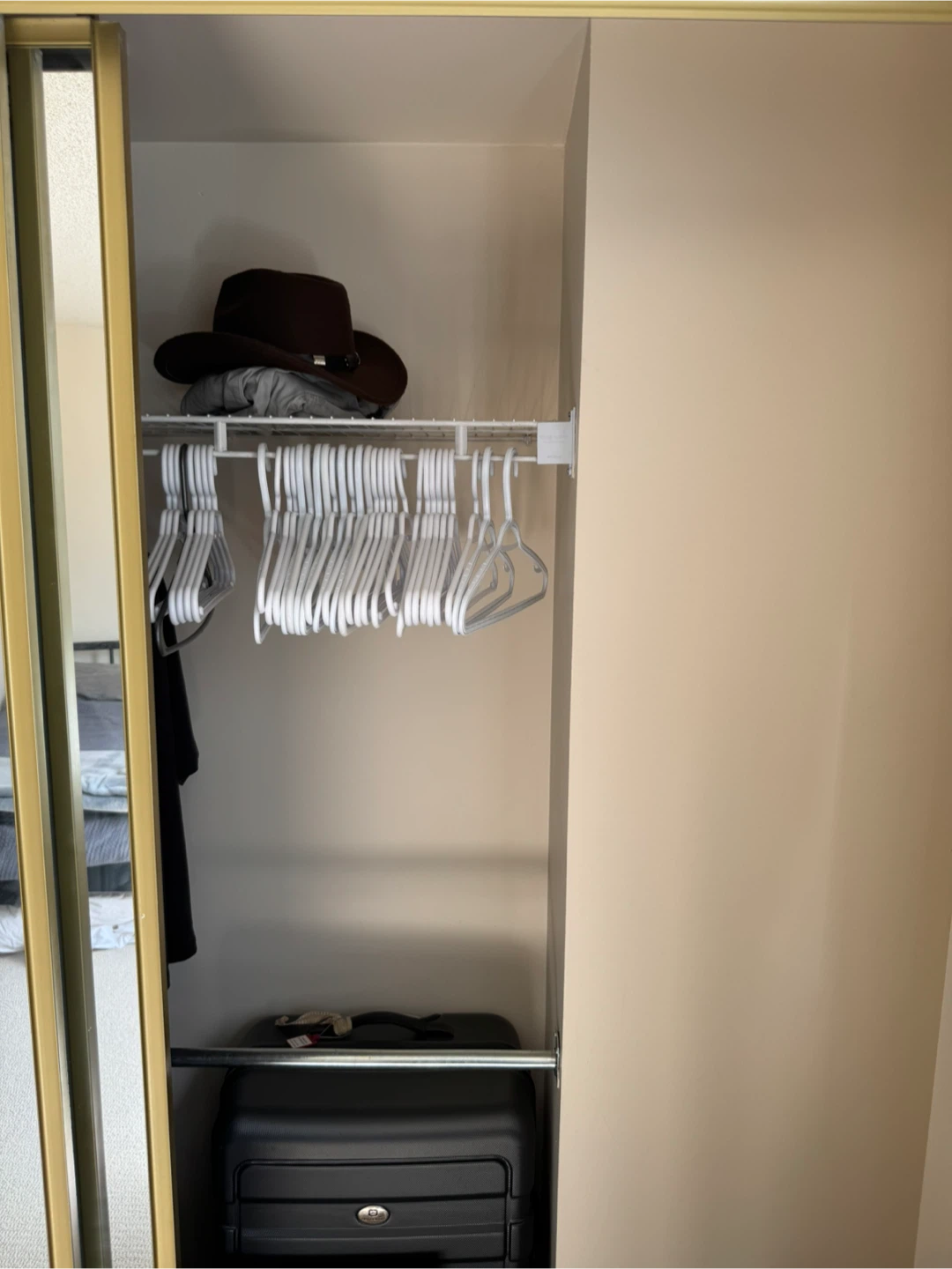 Room for rent in 3 bedroom - Chinatown (Downtown view) - photo 3