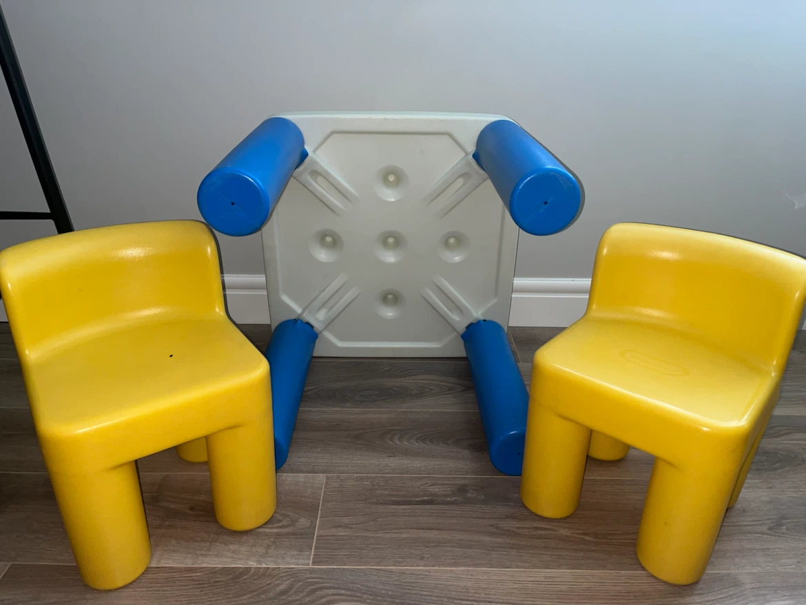 Kids Table and 2 Chairs Set - photo 4