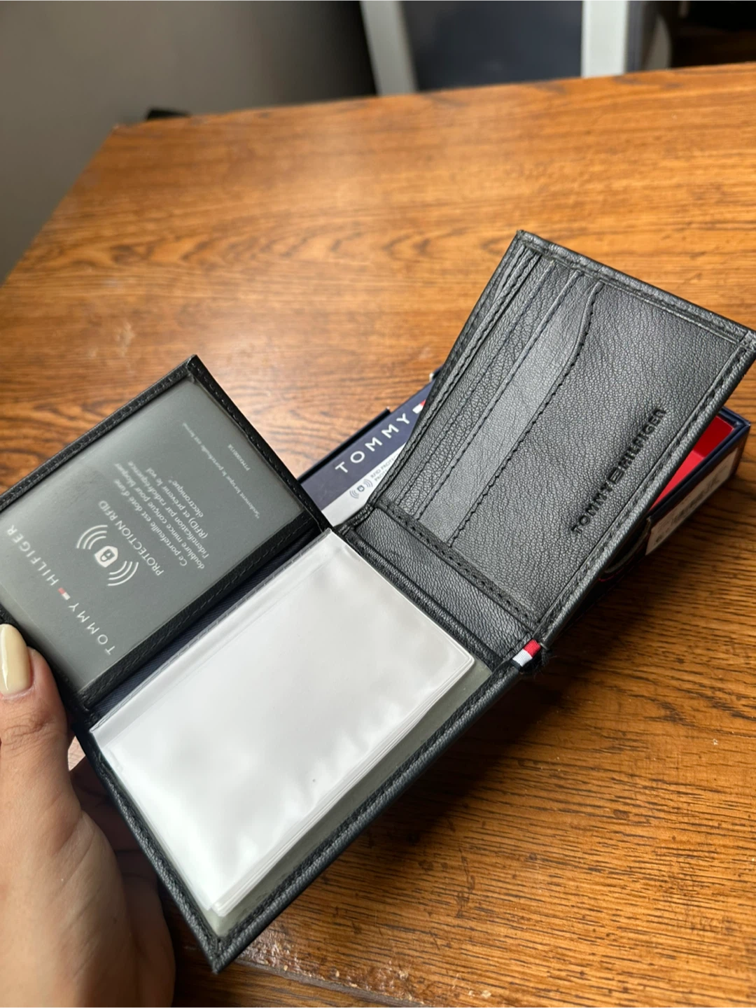 Tommy Hilfiger Black Leather Bifold Wallet with RFID Protection - photo 2