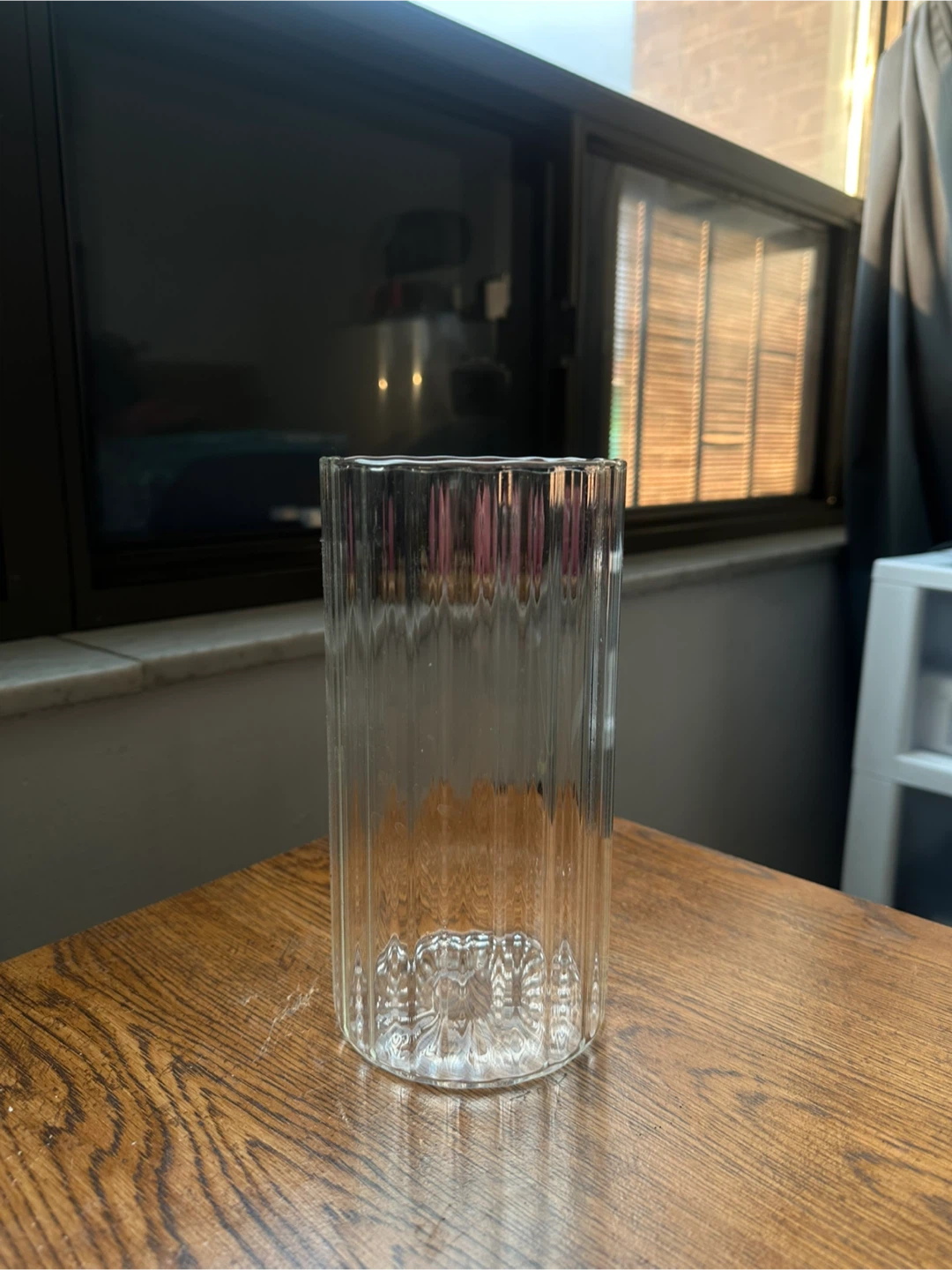 Black ribbed soap dispenser and glass vase set - photo 2