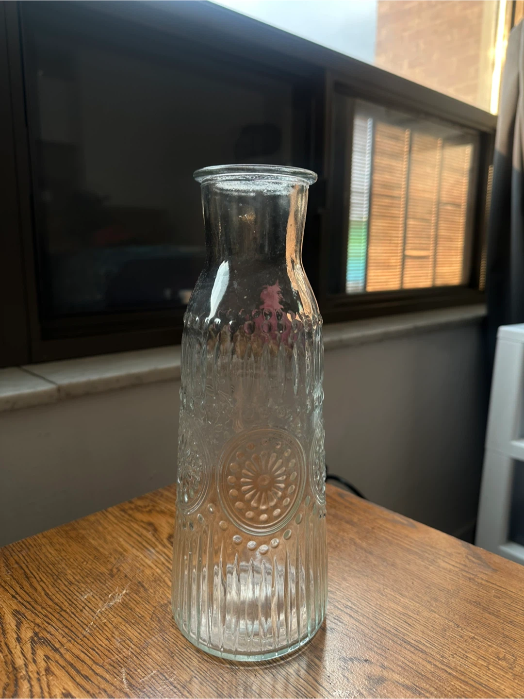 Black ribbed soap dispenser and glass vase set - photo 3