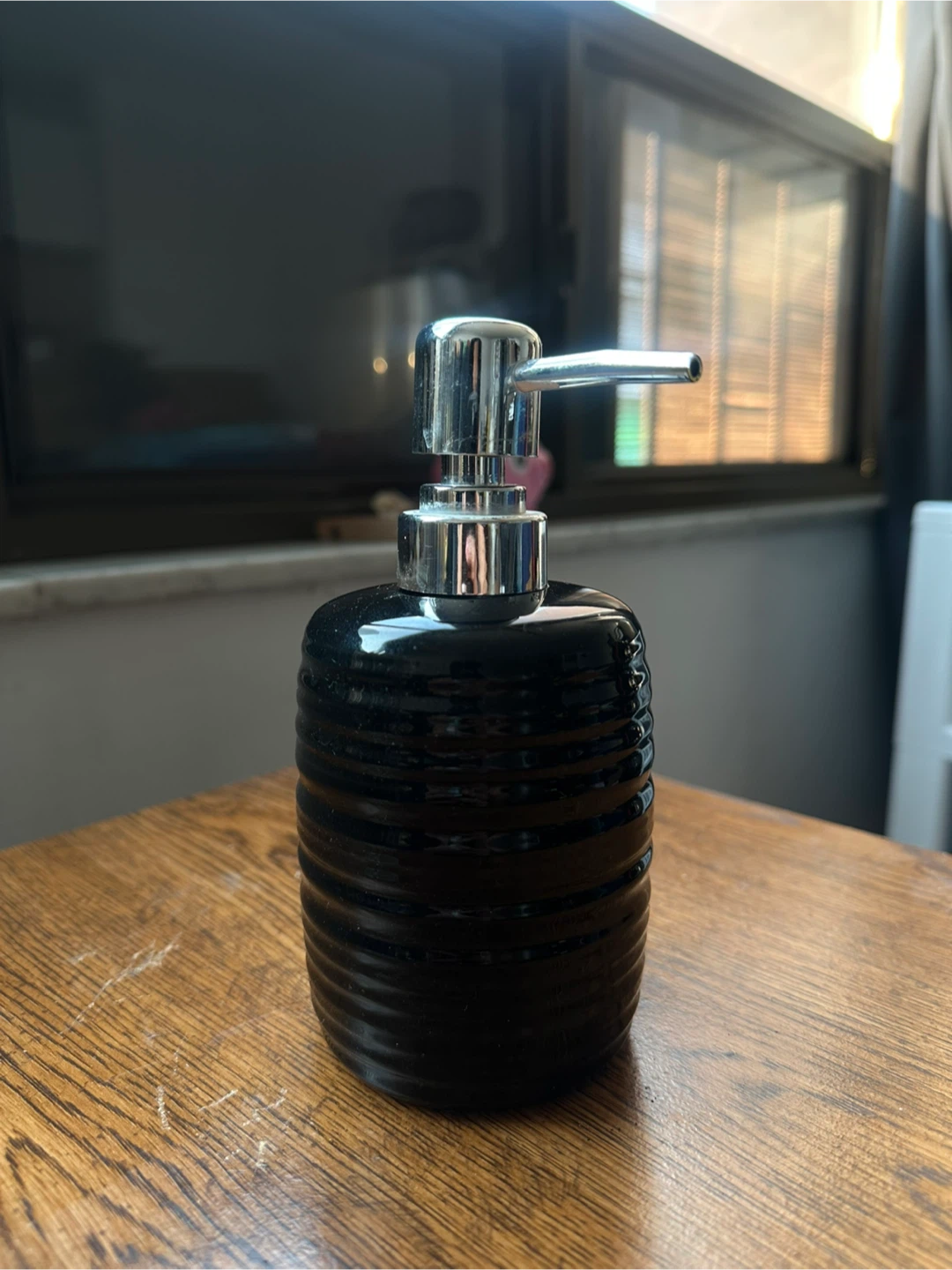 Black ribbed soap dispenser and glass vase set - photo 4