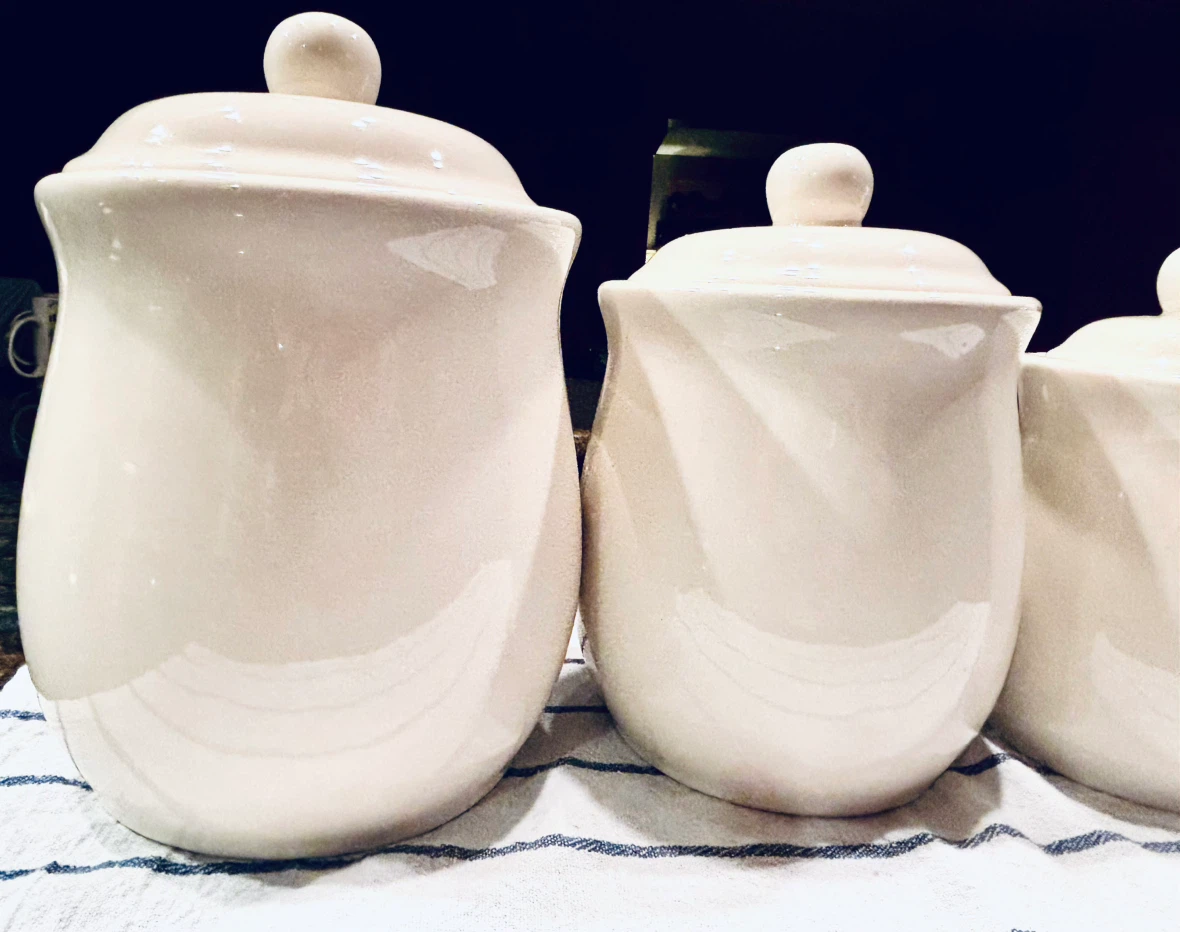 4 Vintage Style Off-White Ceramic Kitchen Canister Set with Lids - photo 3