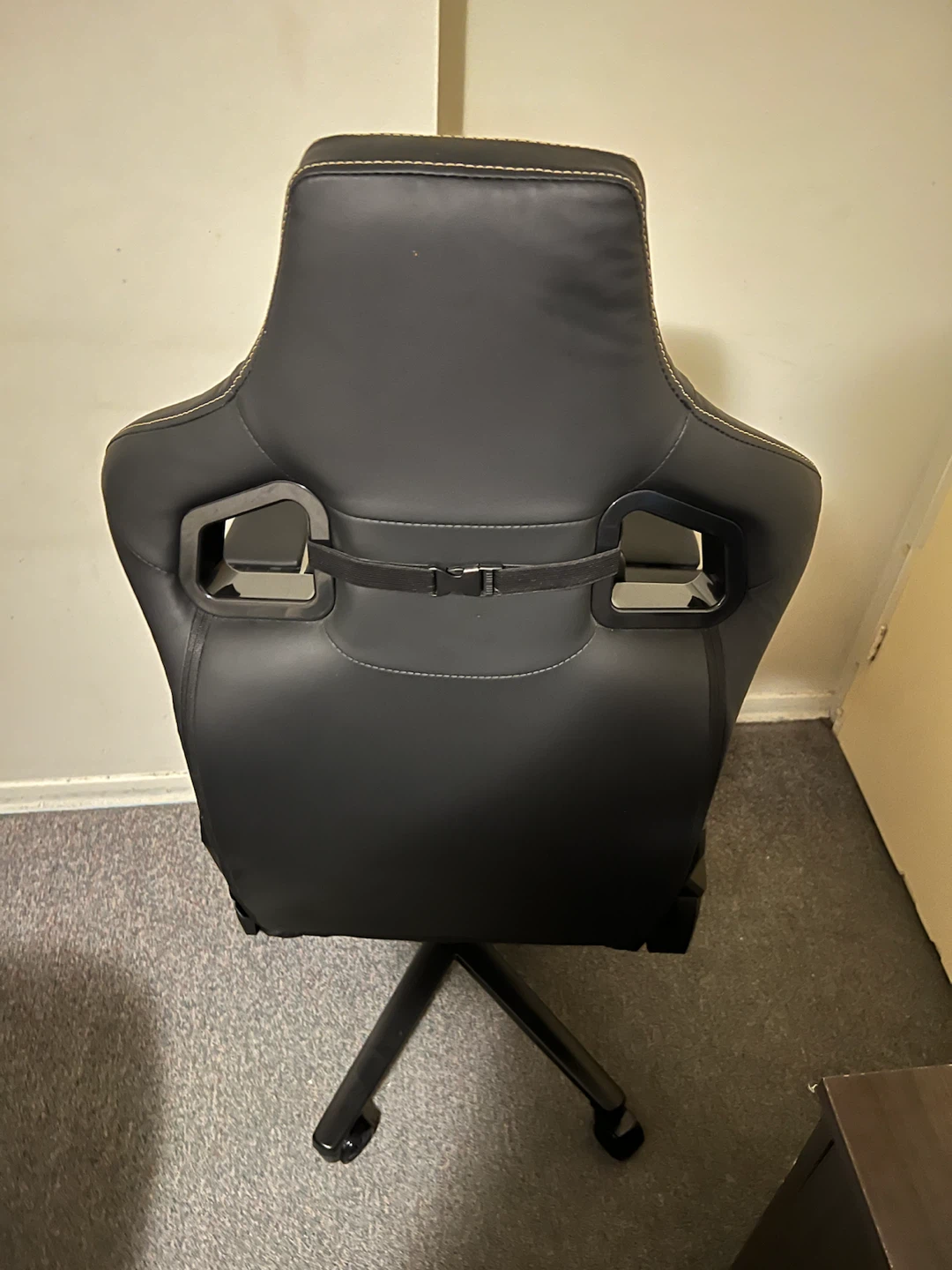 Gaming Chair iCan 97031 Used 10/10 for $200 Cash - photo 4