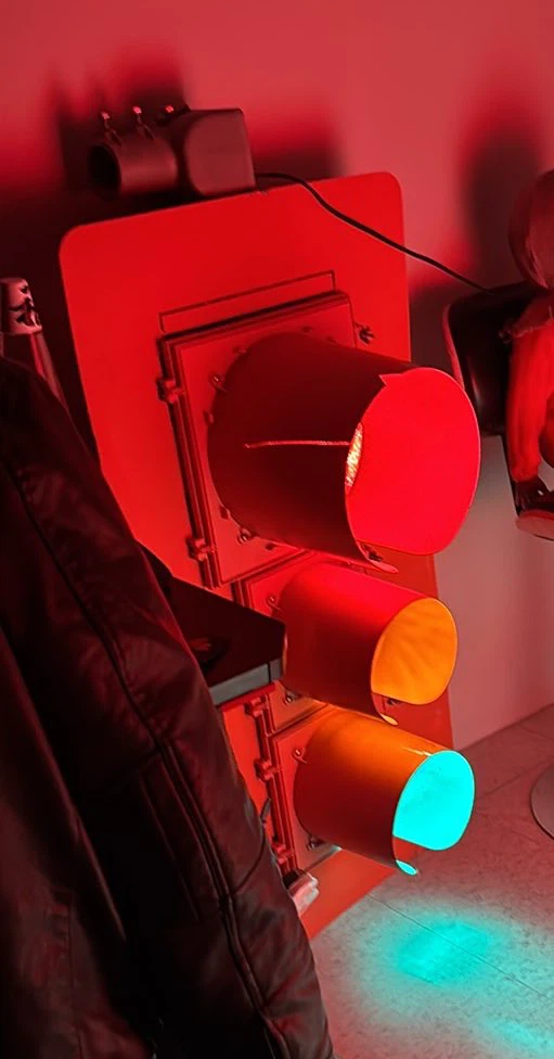 Working Traffic Signal Light - photo 3