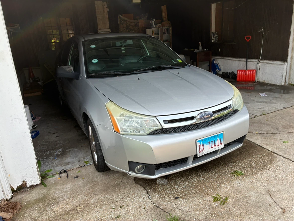 Silver Ford Focus Sedan - photo 2