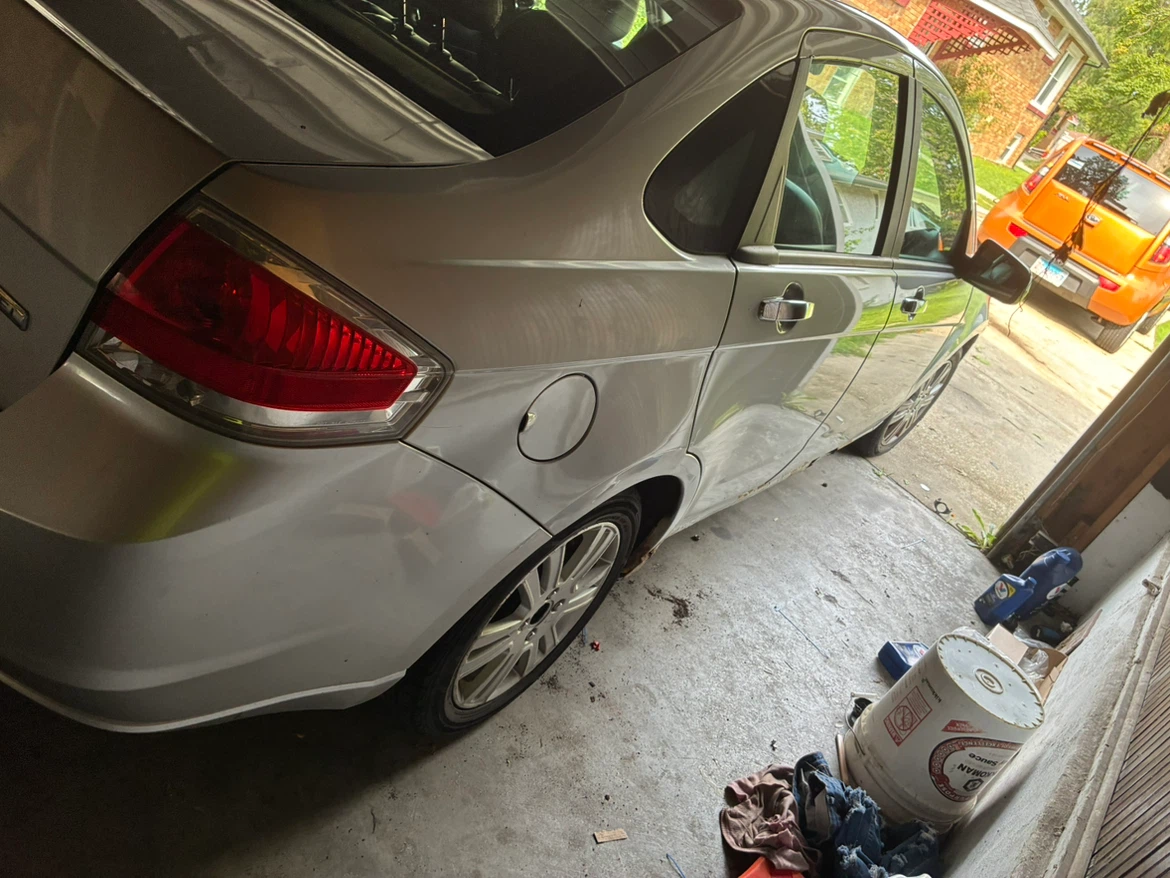 Silver Ford Focus Sedan - photo 4