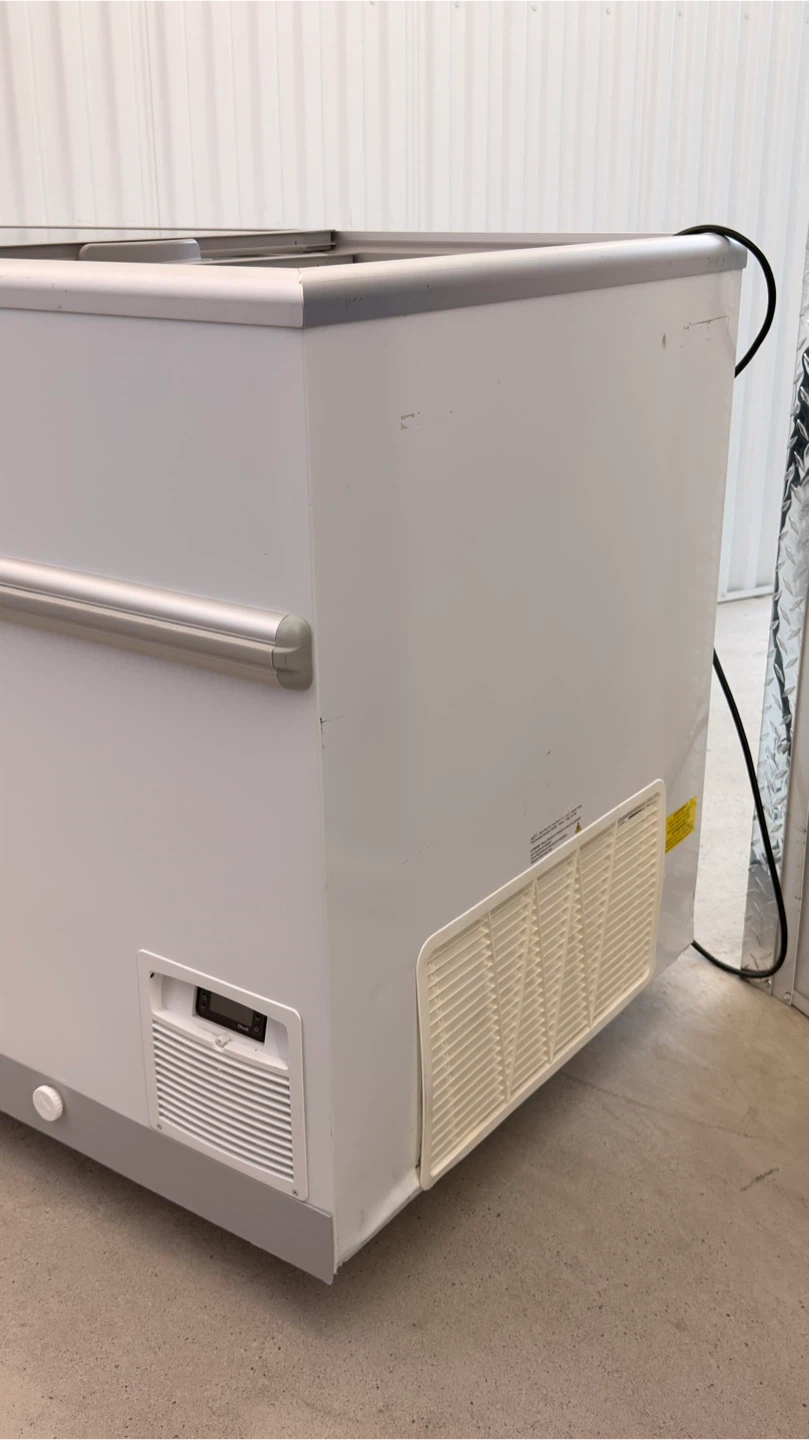 Celcold Commercial Chest Freezer - photo 4