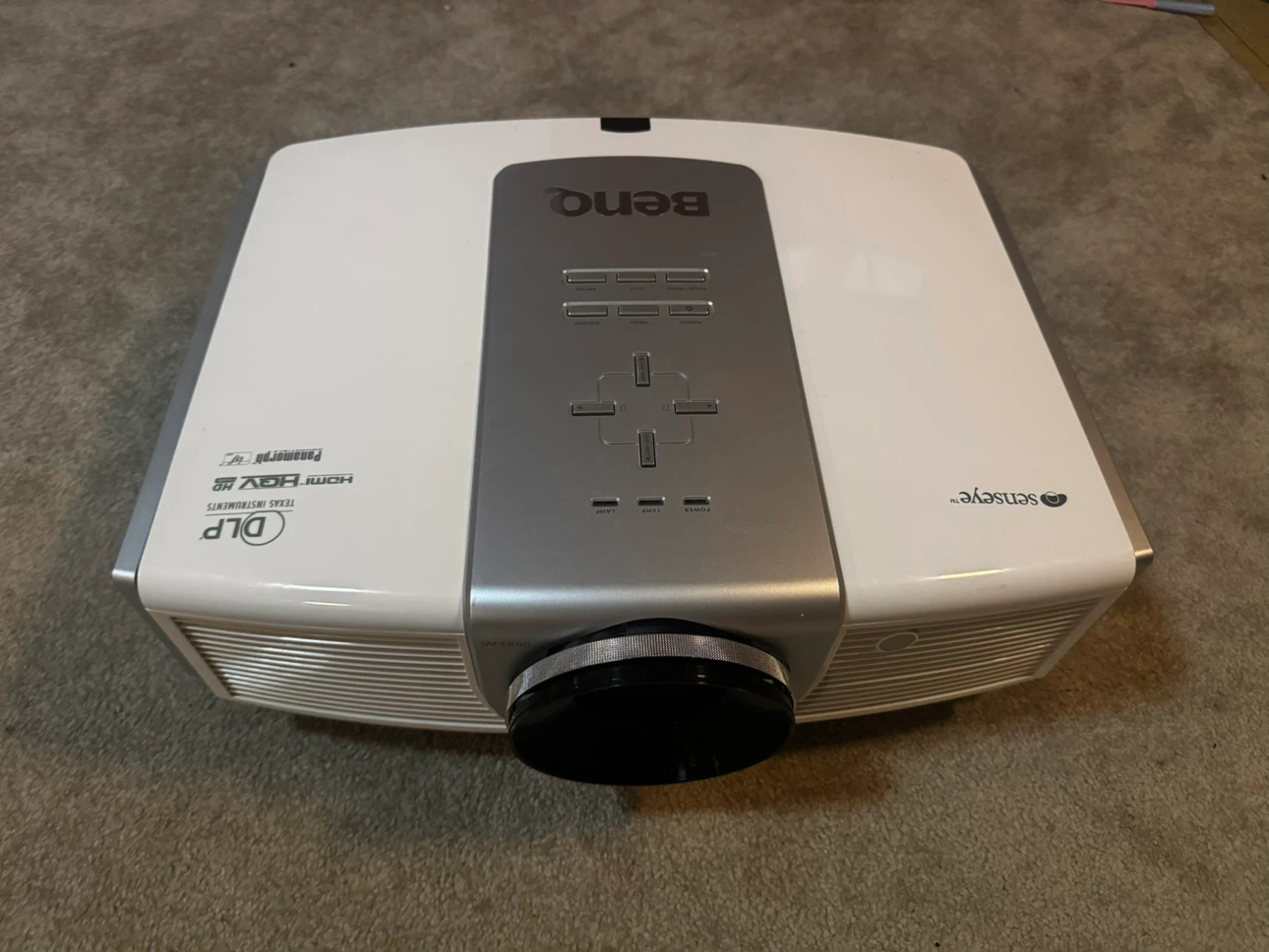 BenQ W5000 Digital Projector. FOR PARTS OR REPAIR