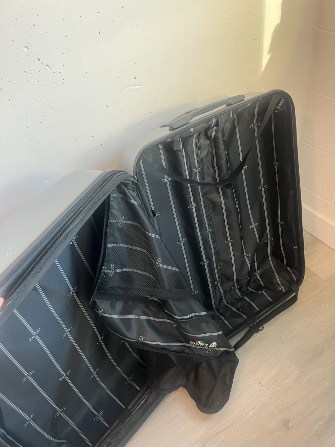 Large Tucci Suitcase - photo 4