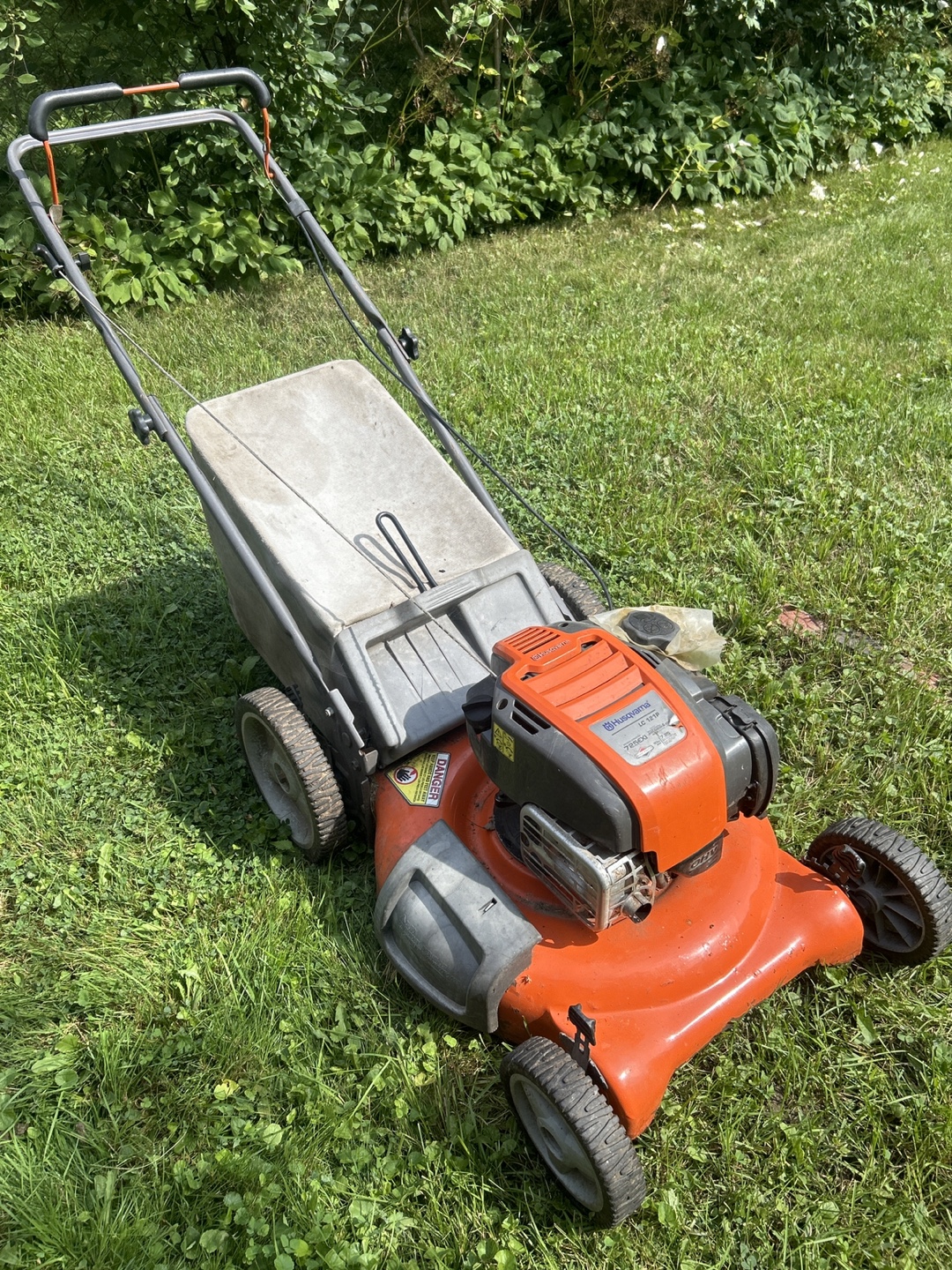 Husqvarna LC 121P Lawnmower with Briggs & Stratton Engine