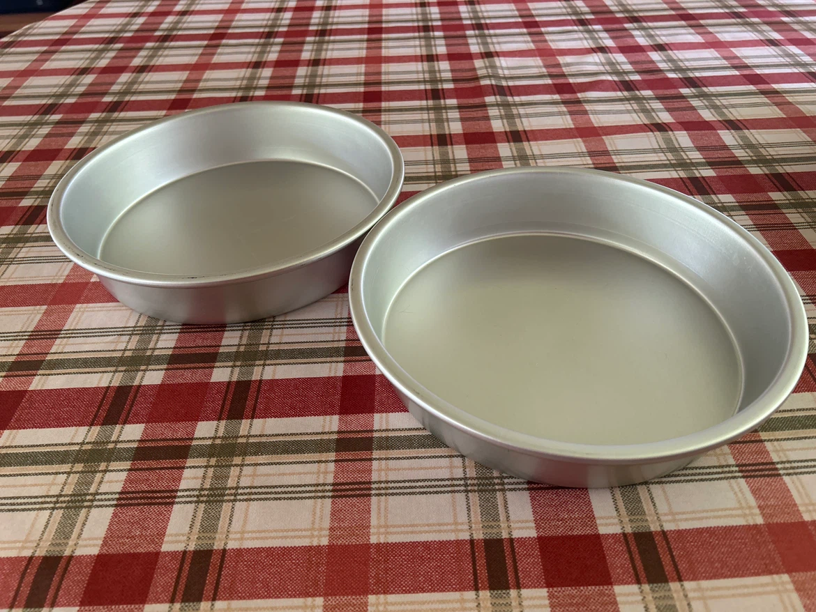 Set of 2 9” Wilton Round Baking Pans