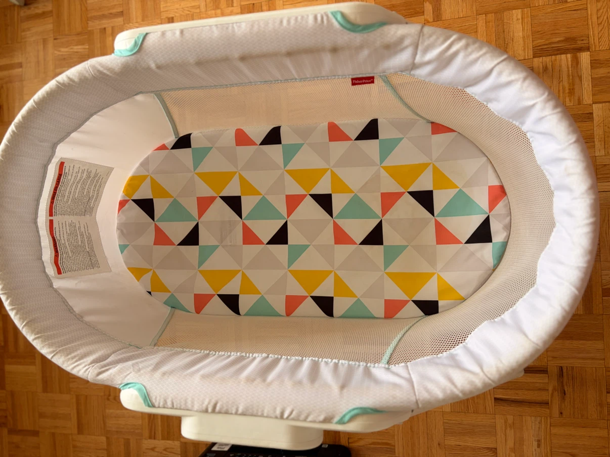 Fisher-Price Bassinet with Geometric Print Mattress Pad