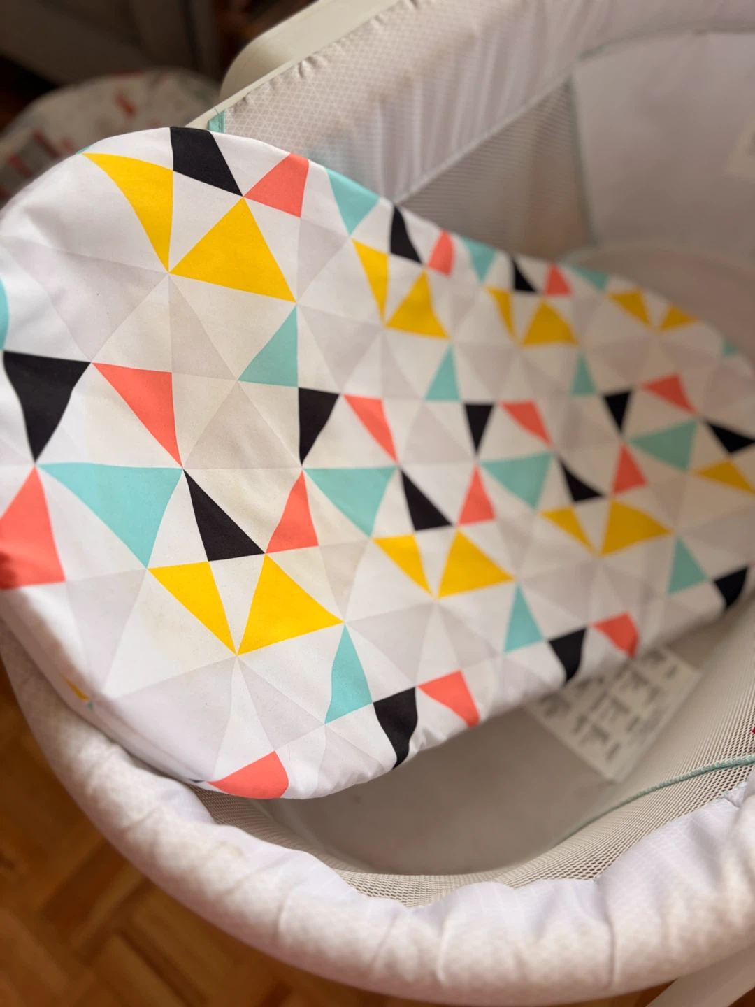 Fisher-Price Bassinet with Geometric Print Mattress Pad - photo 4