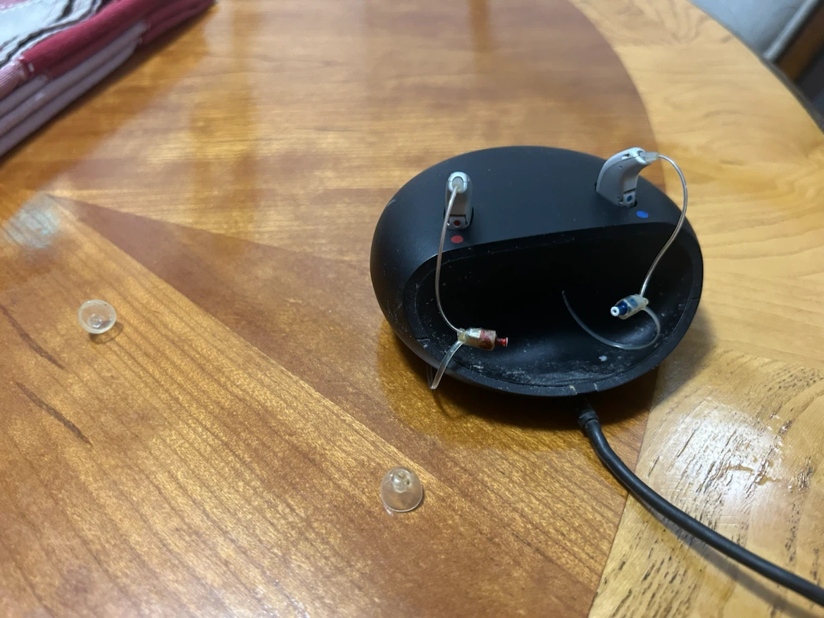 Oticon Hearing Aids with Charger - photo 2