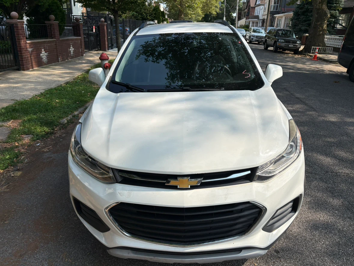 White Chevrolet Trax SUV - photo 2