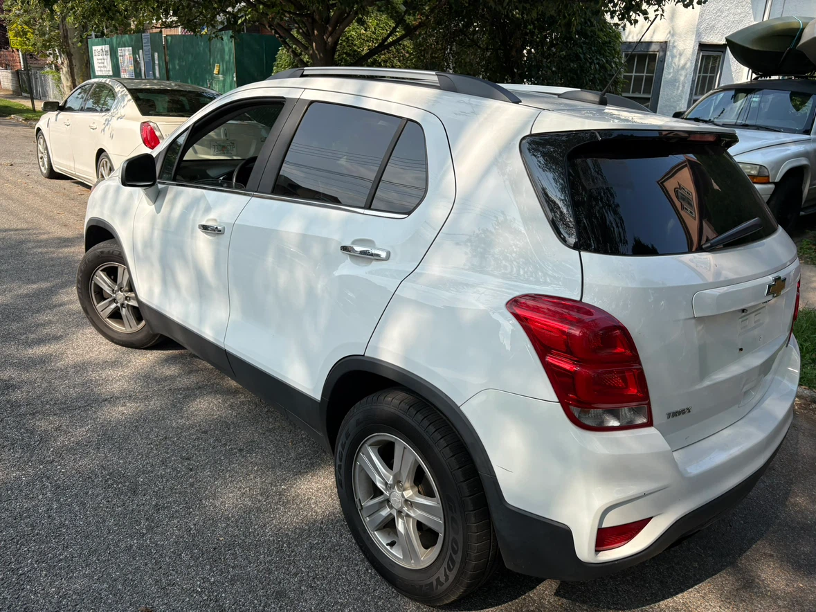 White Chevrolet Trax SUV - photo 4