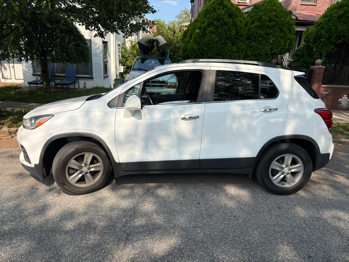 White Chevrolet Trax SUV - photo 5