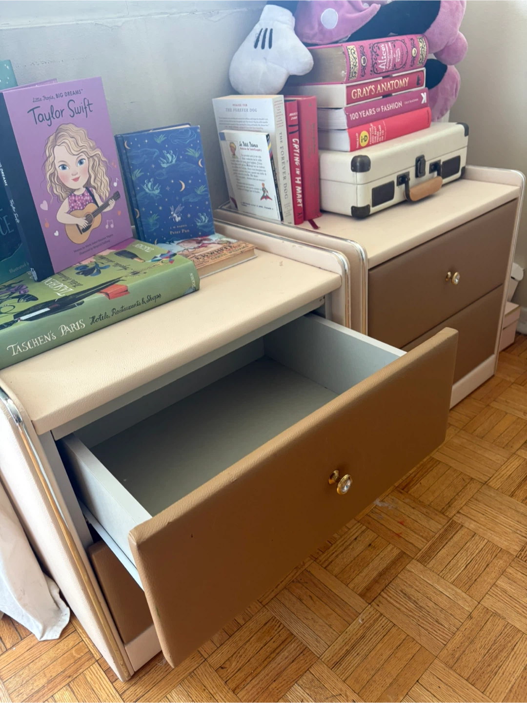 Pair of Mid-Century Modern Nightstands - photo 2
