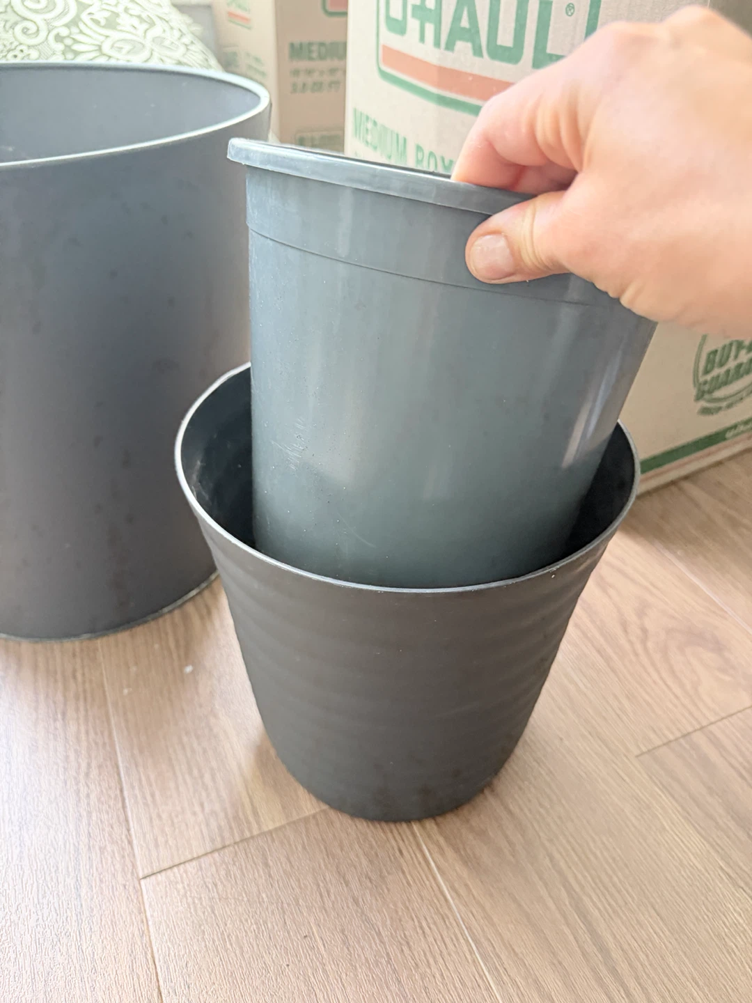 Set of 2 Black Planters One Metal / One Plastic - photo 2