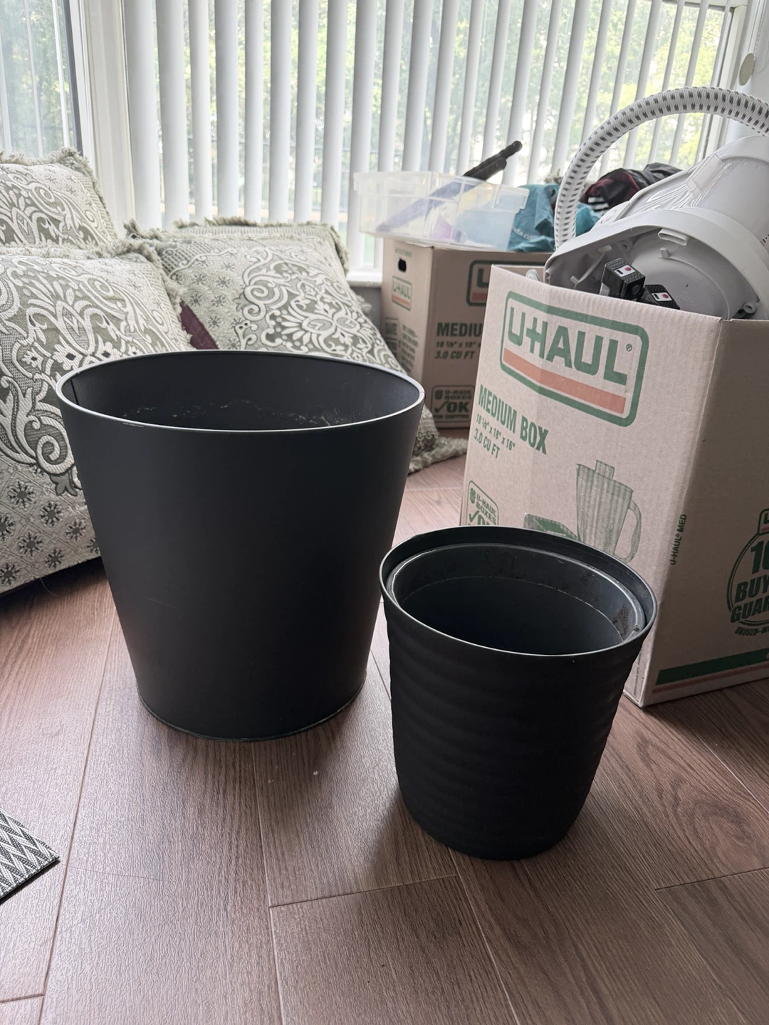 Set of 2 Black Planters One Metal / One Plastic - photo 3