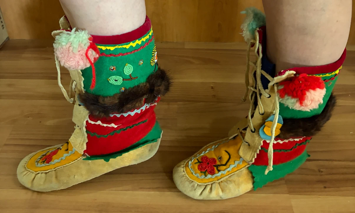 Handmade Beaded Moccasin Boots - photo 4