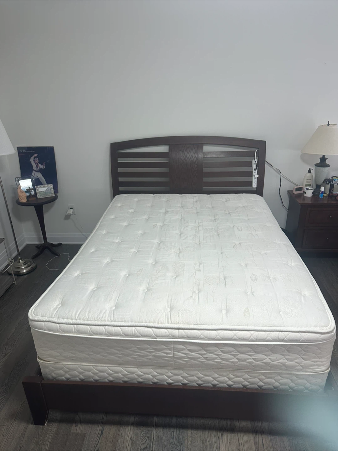 Mattress with wooden bed frame - photo 2