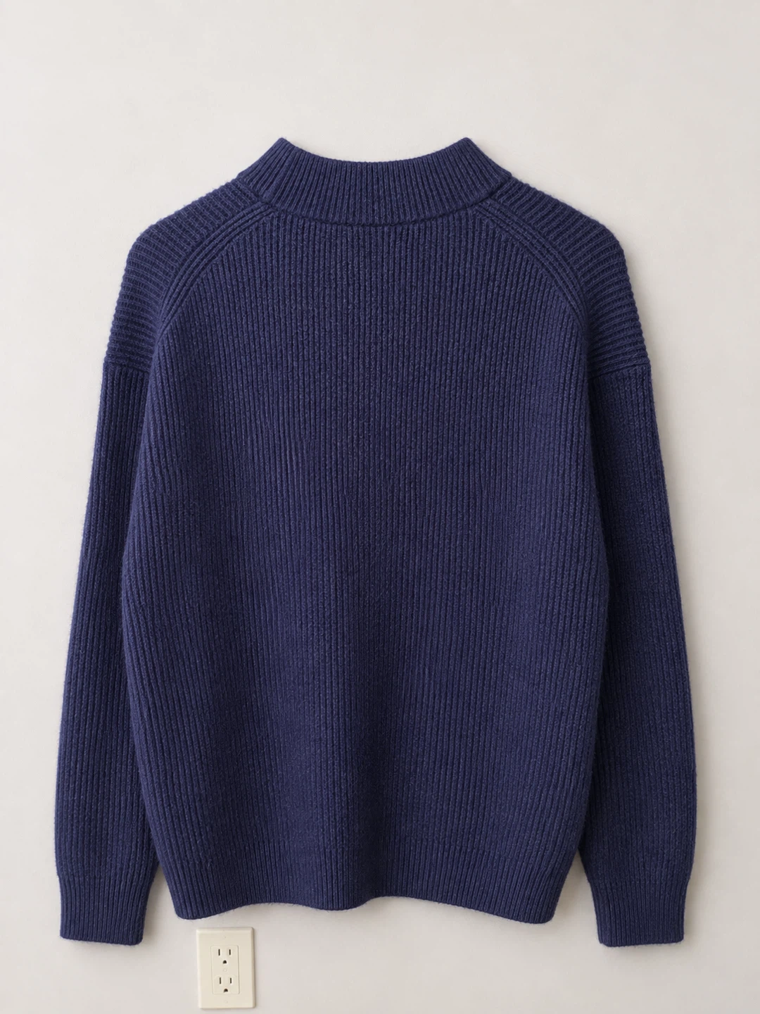 Uniqlo Crewneck Sweater - photo 4