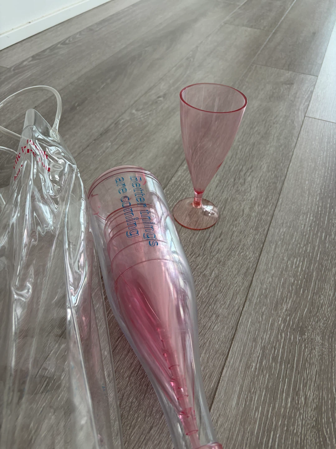 Pink 6-Cup Drink Caddy and 4 Plastic Champagne Flutes Set - photo 2