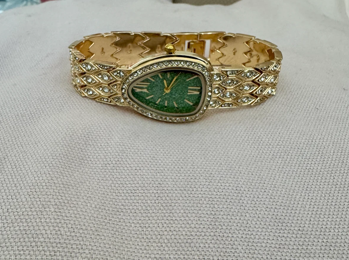 Ladies gold watch with a diamond/ Crystal bezel . - photo 3