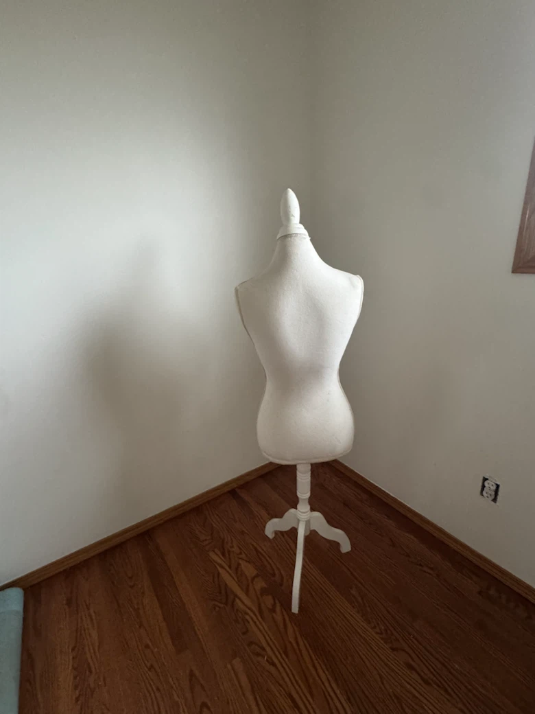 Female Dress form with Tripod Base - photo 4