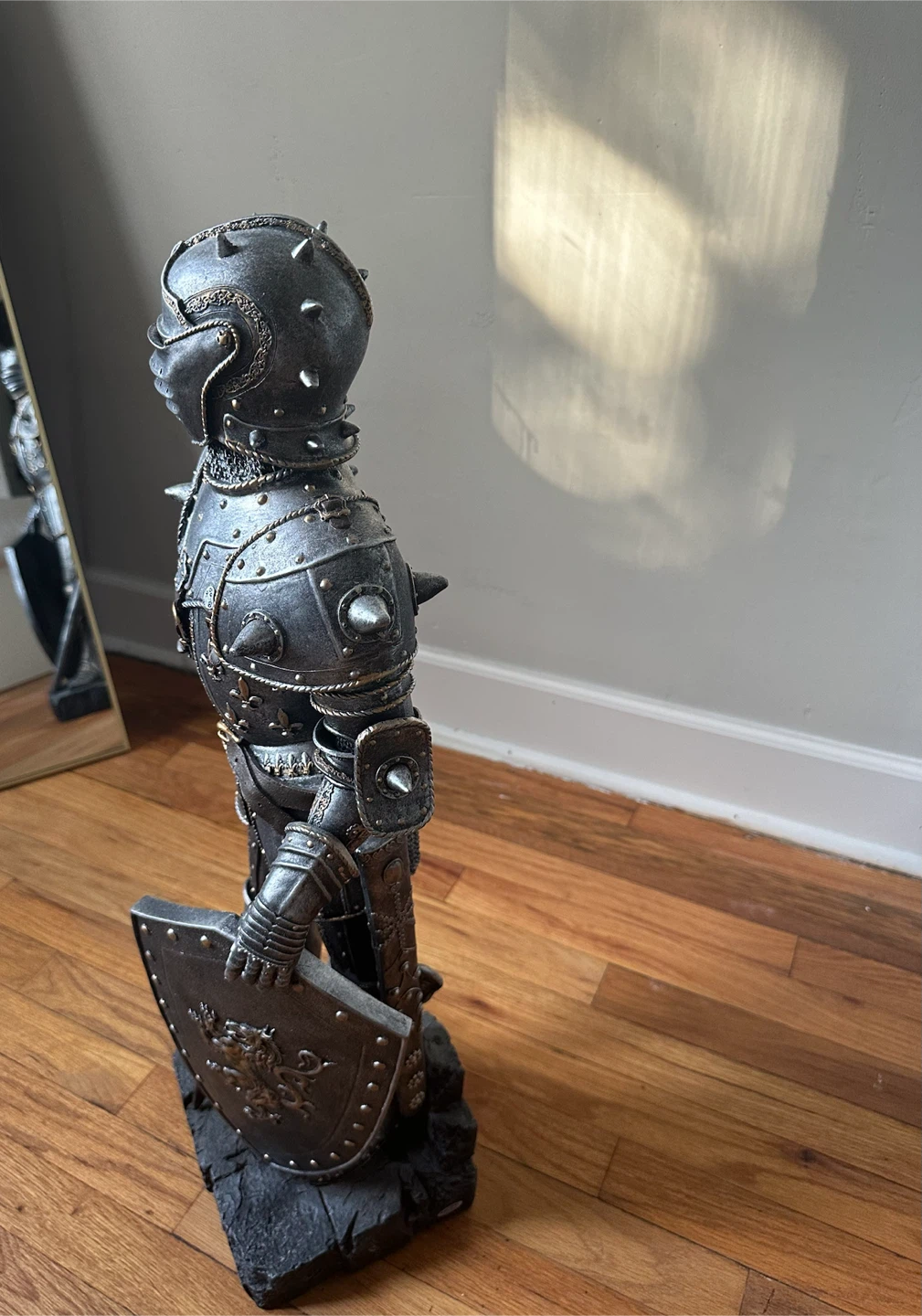 Knight Armor Statue with Shield and Sword - photo 3