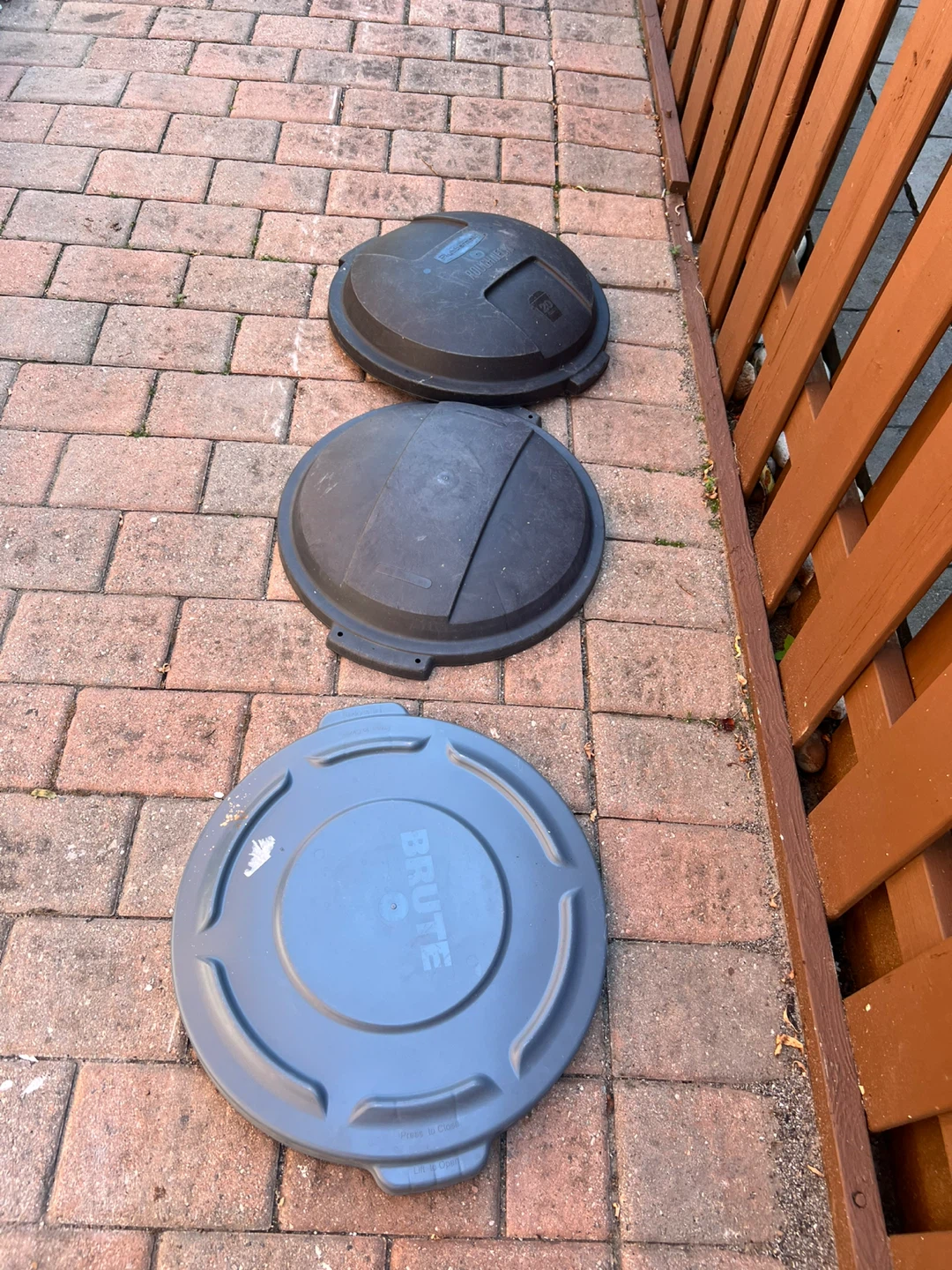 Rubbermaid BRUTE Trash Can Lids (3x)