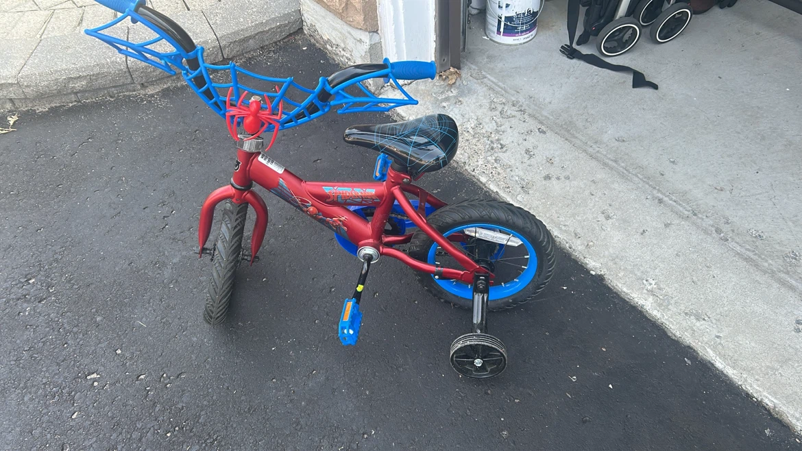 Spider-Man Kids Bike with Helmet - photo 3