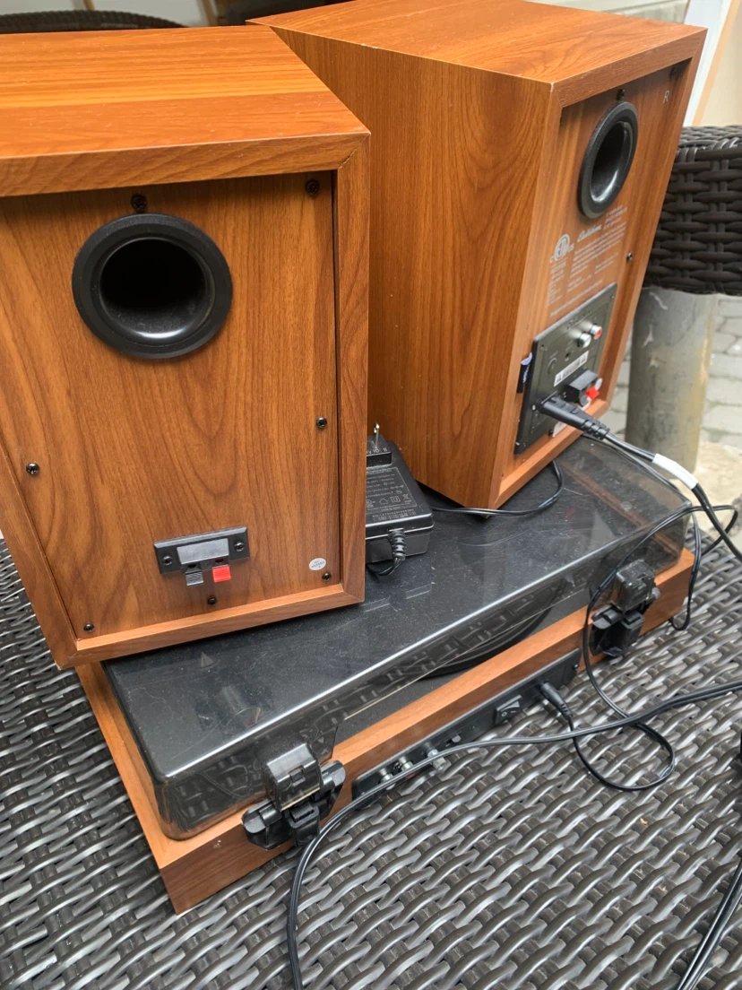 Electrohome Bookshelf Speakers and Record Player - photo 2