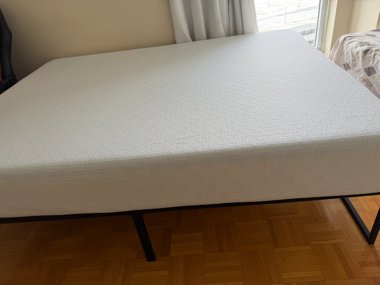 Zinus Queen Mattress, Used like new.