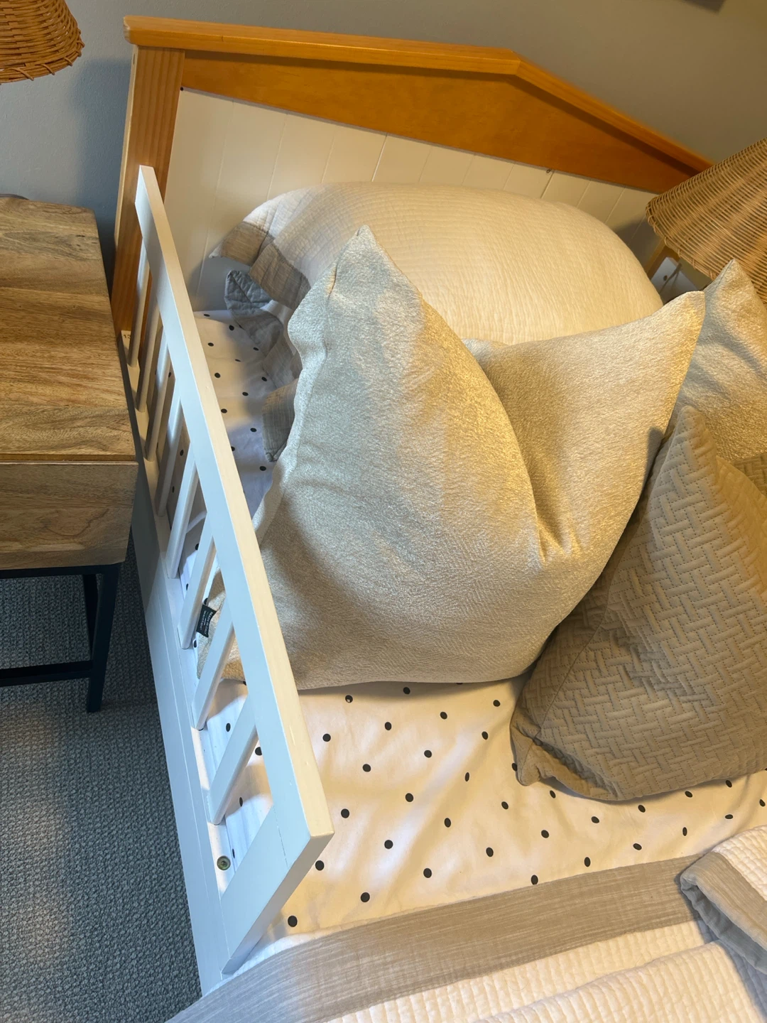 Beautiful Wood Bunk Bed + 2 Mattresses - photo 2