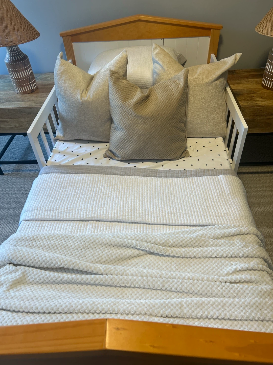 Beautiful Wood Bunk Bed + 2 Mattresses - photo 3