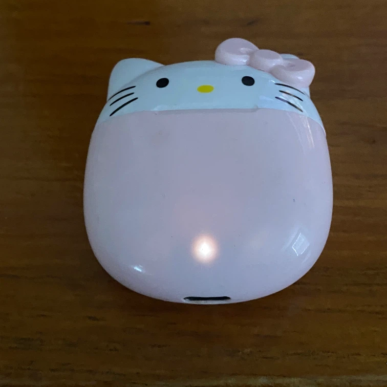Hello Kitty AirPod Charger - photo 4