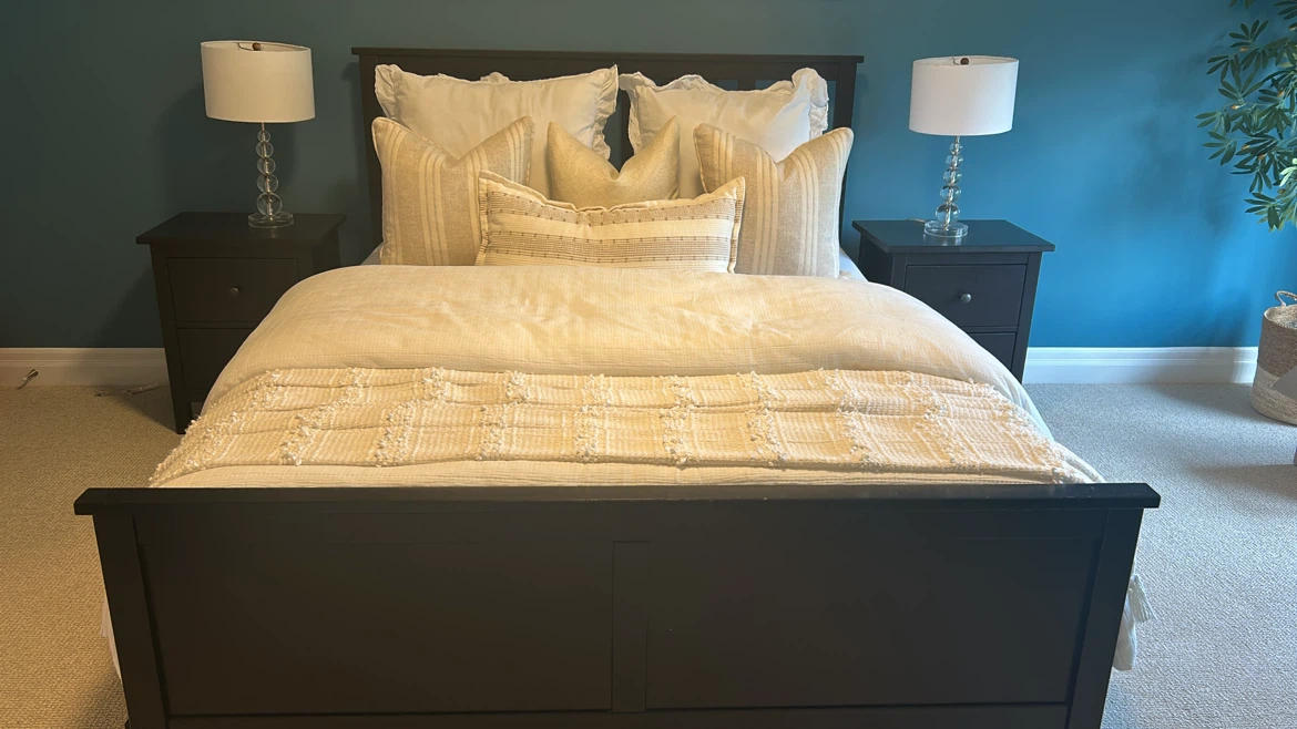 Queen bed with storage: 2 large + 2 small drawers.