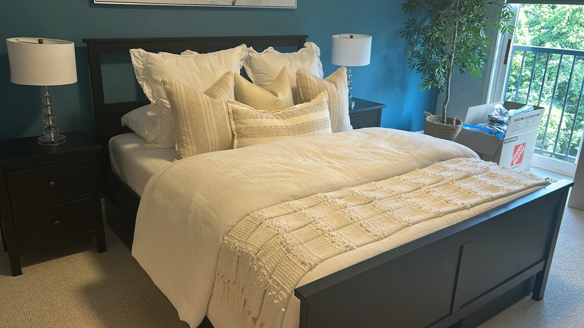 Queen bed with storage: 2 large + 2 small drawers. - photo 2