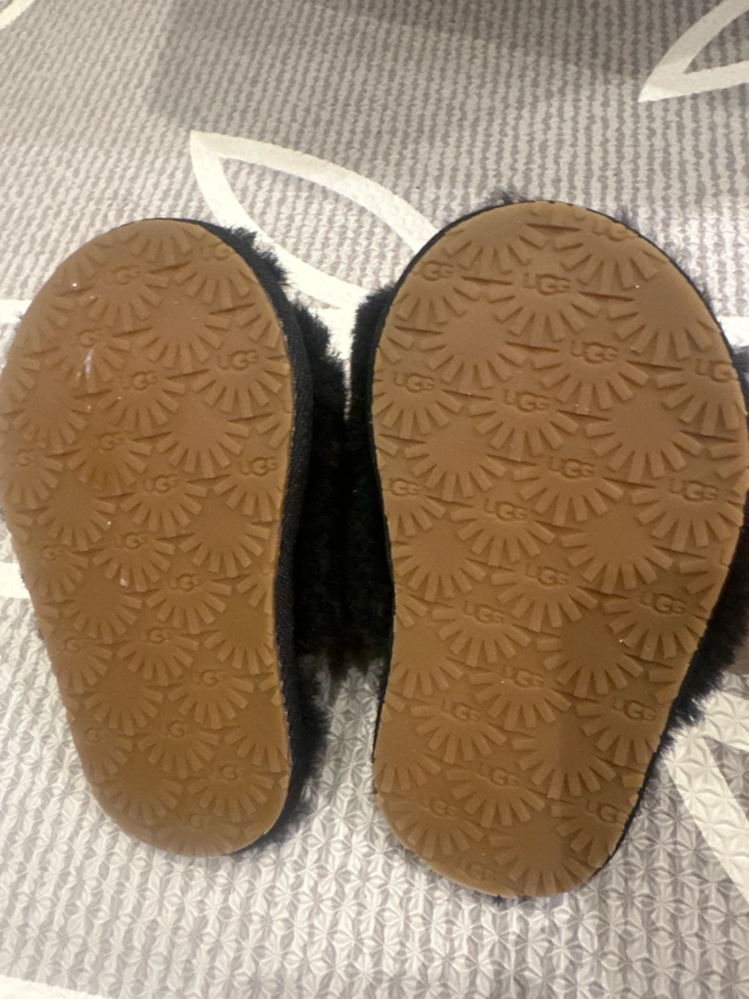 UGG Fluffy Slide Slippers toddler size 6 - photo 3