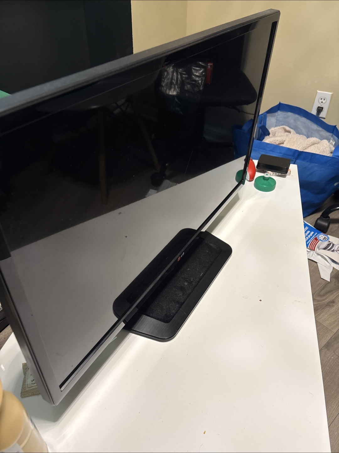 LG TV - No Remote - photo 2