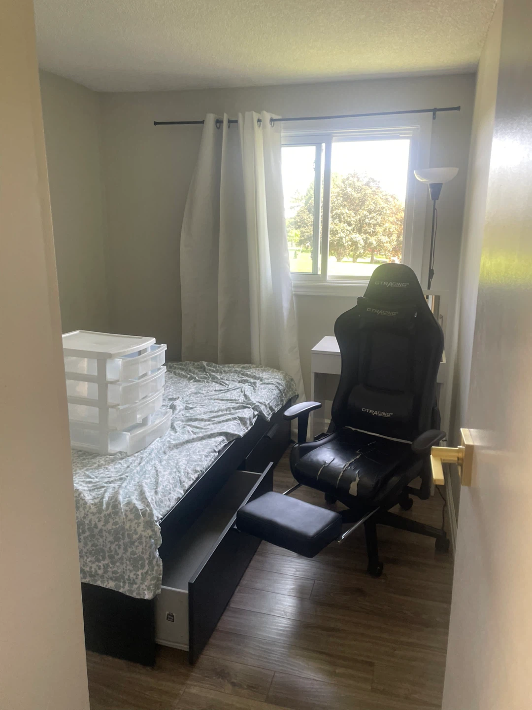 North Oshawa room for rent near UOIT