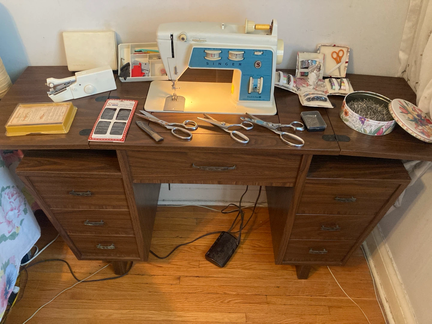 Singer Touch & Sew Sewing Machine with Desk