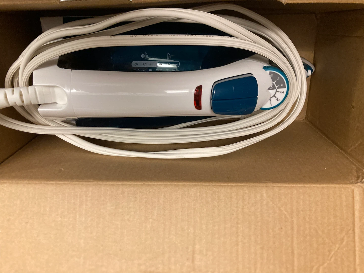 MOVING SALE : Brand New BLACK+DECKER TrueGlide Steam Iron - photo 2